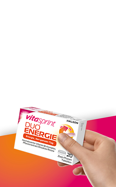 Bild mit einem orangefarbenen Hintergrund, auf dem eine Vitasprint Duo Energie Produktverpackung prominent zu sehen ist. Rechts von der Verpackung befindet sich ein blaues quadratisches Schild mit der Aufschrift 'jetzt gratis testen' in fetten weißen Buchstaben.