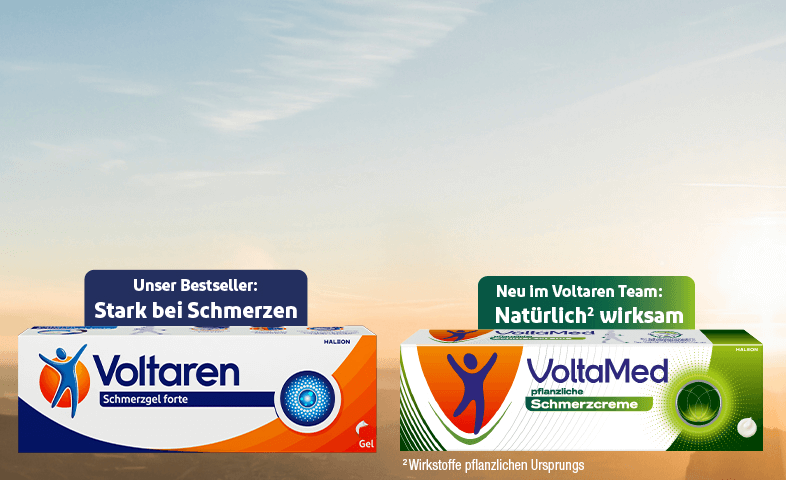 Voltaren Schmerzgel forte Packung mit der Botschaft 'Stark bei Schmerzen' und VoltaMed pflanzliche Schmerzcreme Packung mit der Botschaft 'Natürlich wirksam' vor Himmel.